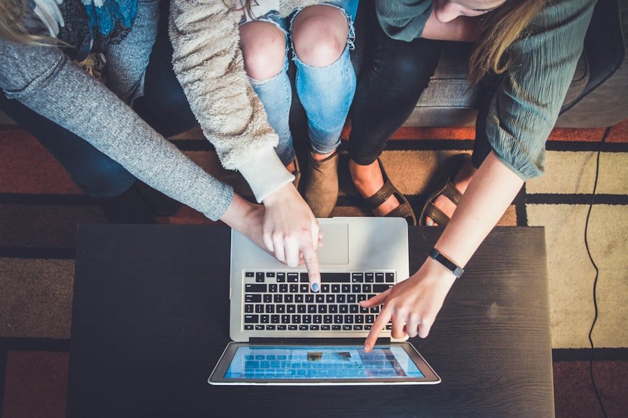 Content strategist outlining a link-worthy article structure